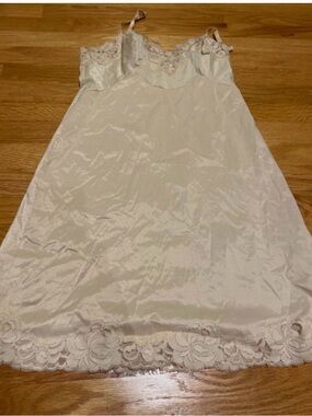 Vintage Vanity Fair women’s size small 34 ivory Satin Lace Slip Dress